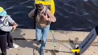 好敬业的外卖小哥，跋山涉水送过来了...这一趟配送费挺贵的吧？