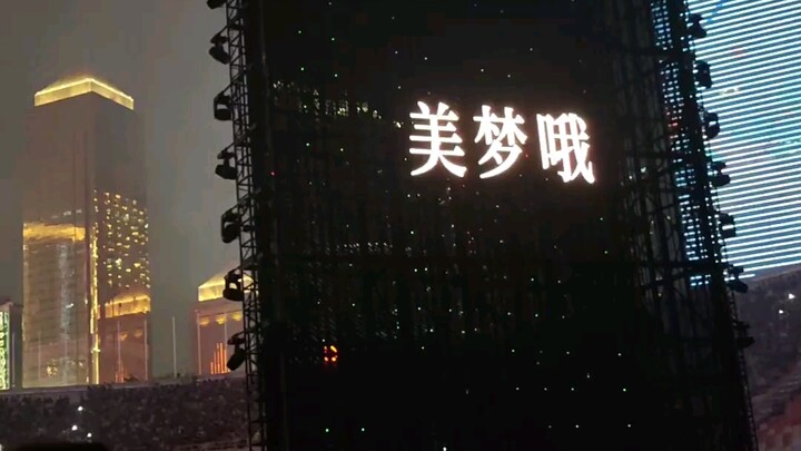 Xue Zhiqian: Tongkat cahaya ini disewa, jangan dibawa pulang, kalau suka belilah sendiri.