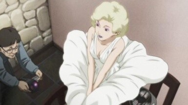 The woman is the sweetheart of the bosses at night, and dates with her fiancé during the day, with t