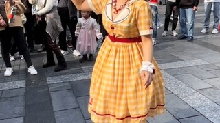 I met Barbie, the champion of robot dance, on the street. She is cute, beautiful and has excellent d