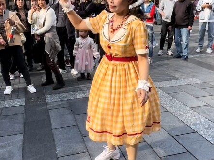 I met Barbie, the champion of robot dance, on the street. She is cute, beautiful and has excellent d
