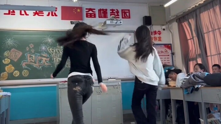 Đêm hội năm mới, tiệc liên hoan chào đón năm mới tại trường nữ sinh trung học