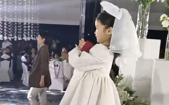 Cư dân mạng: Cô bé chầm chậm bước tới, như cô dâu dần trưởng thành…