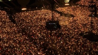 تغير لون أضواء الملعب بالكامل في لحظة! منظور الشخص الأول مع غناء جماعي لأغنية "Yellow" لكولدبلاي، تس