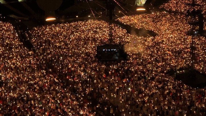 แสงไฟทั้งฮอลล์เปลี่ยนสีในพริบตา! มุมมองบุคคลที่หนึ่งร่วมร้องเพลง "Yellow" กับผู้ชมนับหมื่น บันทึกสดค