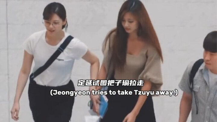 Tzuyu was helped by Jeongyeon to shake off a creepy guy who’d been following her 🥺