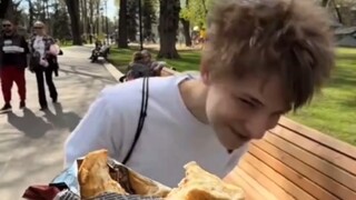 Pemberian makan secara acak 🍞