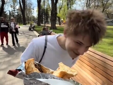 Pemberian makan secara acak 🍞