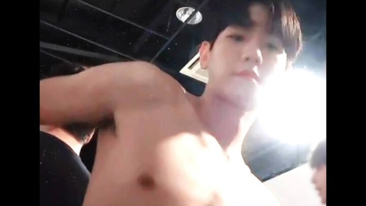 สาวๆ ของขวัญมาแล้ว! อย่าลืมพกทิชชู่มาซับน้ำลายด้วยนะ ภาพกล้ามท้องของสมาชิก EXO ทุกคน