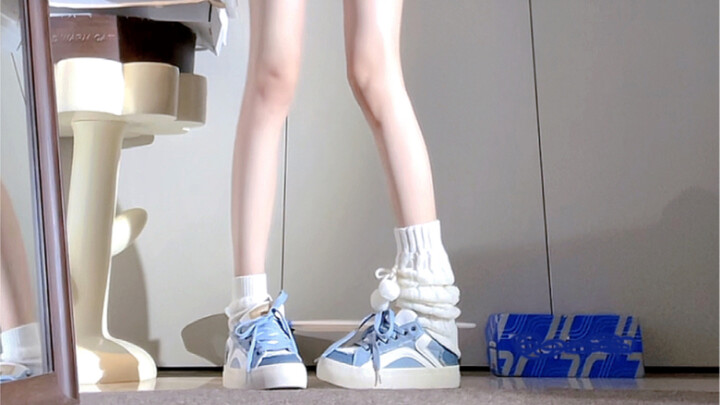 Celana jeans biru-putih yang memberikan nuansa muda 🫐