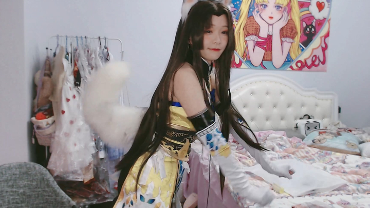 Teacher Yang Xue spins around, stands as punishment, strikes a pose, wags her tail, and plays with m