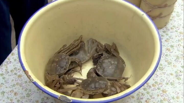Four crabs—three males and one female—so juicy you’ll be dripping with grease!