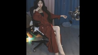 Brothers, look at the red skirt against the background of the legs is whiter