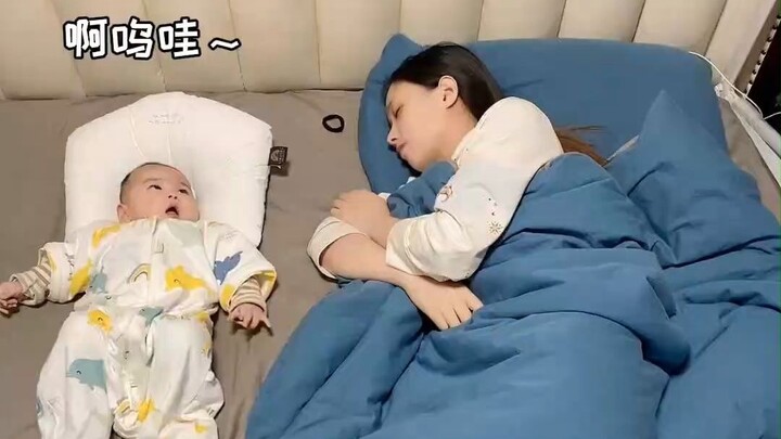 【วิดีโอบล็อกของเบบี๋】หนึ่งวันของทารกวัยสี่เดือนช่างเต็มอิ่มจริงๆ!