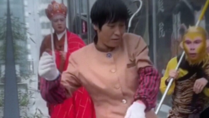 Tang Seng: Wu Kong, tunggu sebentar! Guru mau melihatnya sedikit lagi!