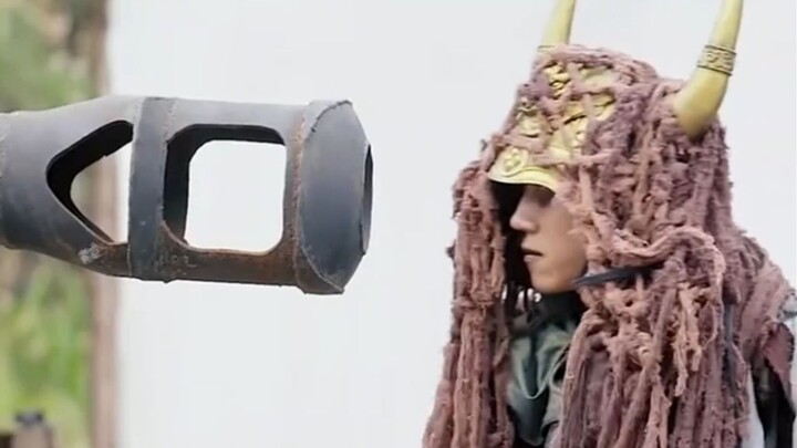 A nuclear bomb expert travels back in time to see mountains and rivers shattered! He builds tanks ov