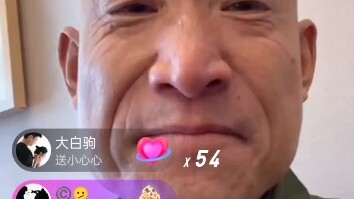 Chaoyang’s Winter Swimming “Weird Pigeon” Tears Up on Live Stream