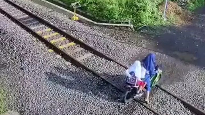 detik" tertabrak kereta..