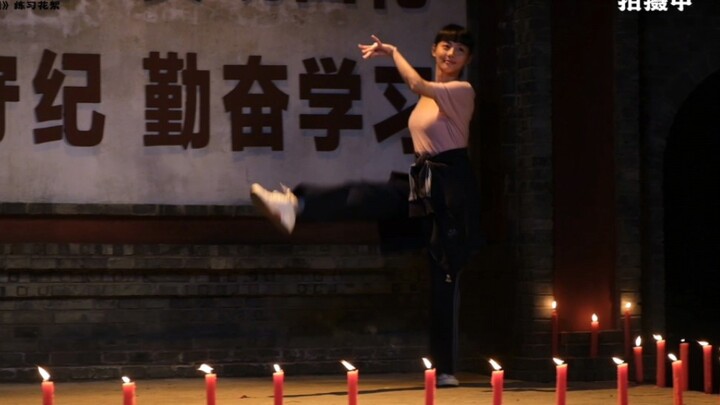 张嘉倪是有舞蹈功底在身上的！舞姿仪态落落大方，舞台上整个人都在发光！