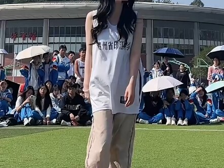 非常有料的女高中生，操场展示韩舞