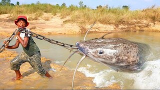 Chỉ Bằng Sợi Dây Xích Mà Người Ta Lại Câu Bắt Được Cá Đúng Là Lần Đầu Mới Thấy Luôn