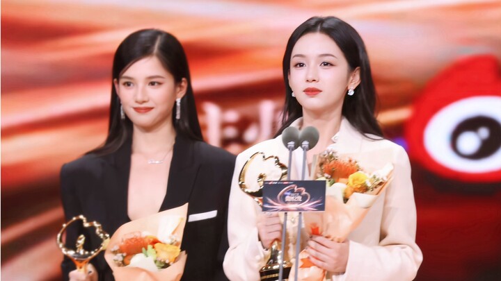 Hai cô ấy xuất hiện cùng nhau thực sự khiến tôi tan chảy, nhanh lên nữ chính đôi nào!