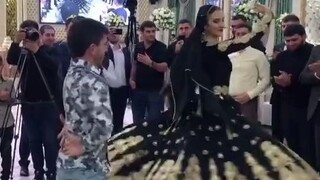 很稳的美女舞者，脚下没有踩其它工具哦！