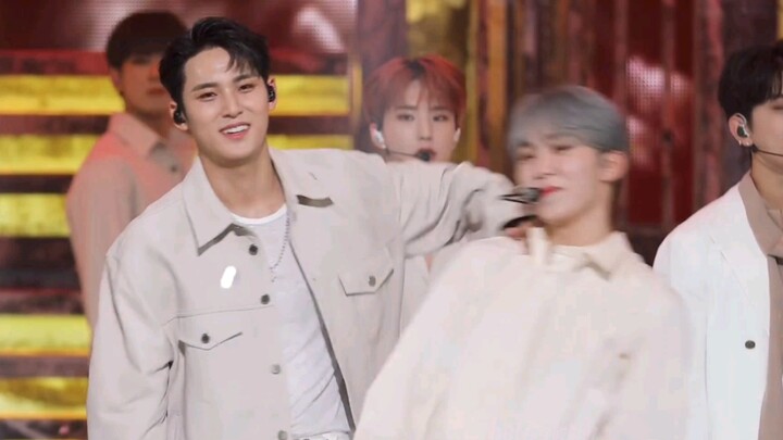 【SEVENTEEN】Quét: Có một em trai quét là xong ngay. Toàn là Wonwoo đấy, cứ nhấp nhổm ngó nghiêng thế 