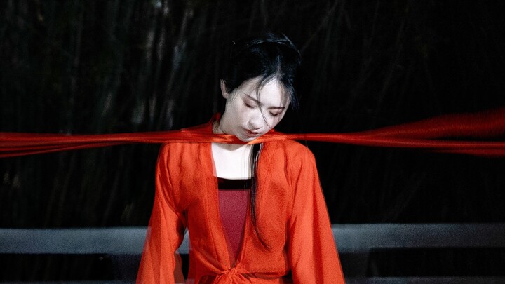 Tấm lụa đỏ dài tay bay bổng quấn quanh vị khách tội nghiệp và say mê [Nợ Yuanyang] vũ đạo nguyên bản