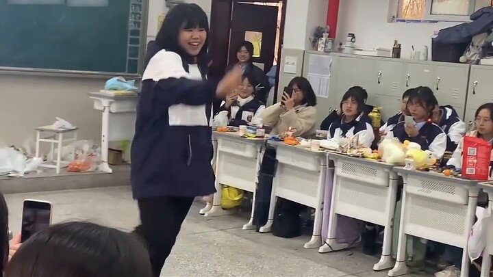 Kakak perempuan di lantai 18 menari sebelas pada Hari Tahun Baru di tahun pertama sekolah menengah