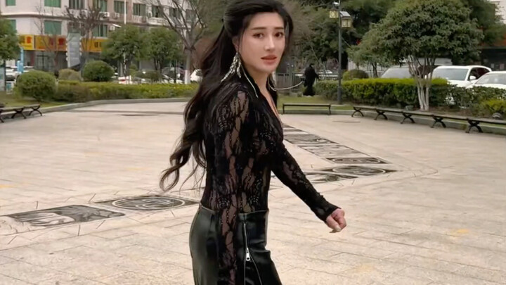 แม่บ้านไหนกันนะ แต่งตัวเก๋กว่าลูกสาวทุกวันเลย?