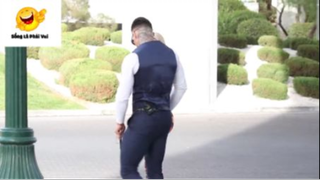 (Phần 4) Đụng Chạm Người Khác Lúc Đi Thang Cuốn Và Cái Kết :) #Prank