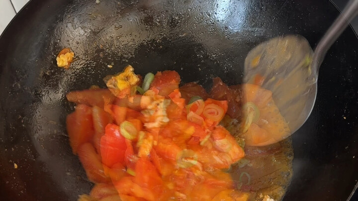 كان البيض باهظ الثمن، فاشتريت واحداً فقط وصنعت سبعة أطباق وحساء.