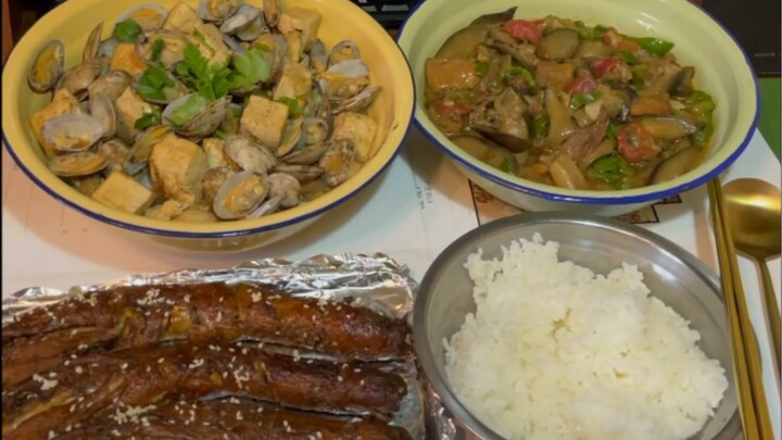 The food smells delicious, and life is full of light.