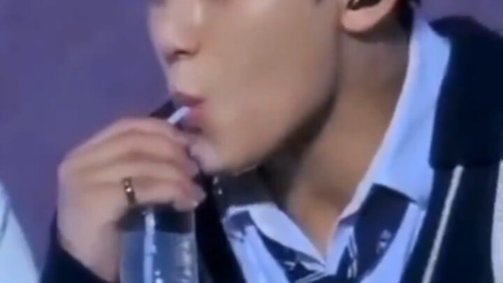 Một hơi hết chai ☞ Bị ống hút làm ảnh hưởng phong độ