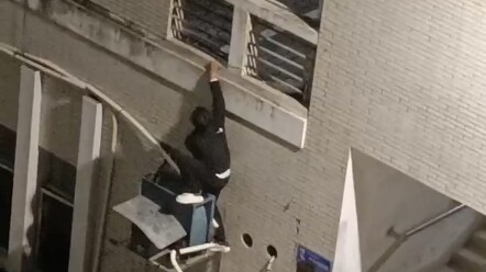 Video ghi lại cảnh nam sinh năm tư lén trèo tường vào ký túc xá