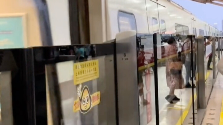 Mengapa suara kereta bawah tanah yang masuk ke stasiun ini terdengar begitu aneh? Apakah ini ujian m