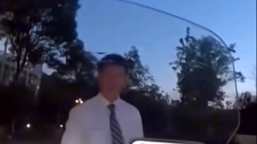 Đập trúng nút âm lượng rồi đây!