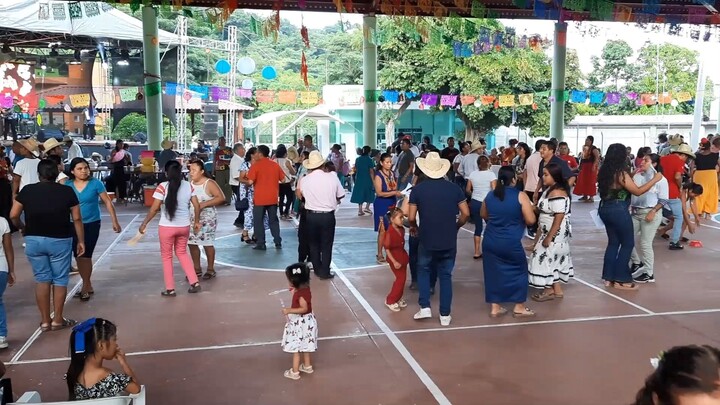 CHARANGUEANDO🕺🏼💃🏼 (Grupo Los Dorados y su Estilo Arrecho)