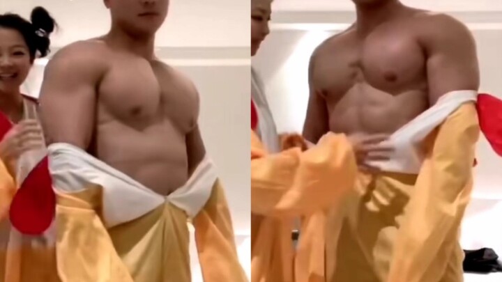 รู้สึกเหมือนถูกบังคับให้ทำงาน คุณแม่หุ่นล่ำกลายเป็นแบ็กกราวด์ขายของให้แฟนสาว