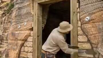Turning_a_CAVE_into_a_Secret_Luxury_Cabin!_🏠🪨_#usa