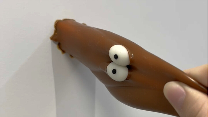 Phần bảo vệ này hơi dính tường quá nhỉ.