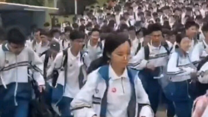 Video siswa sekolah menengah Tiongkok pulang sekolah menjadi viral di luar negeri, telah mencapai 12