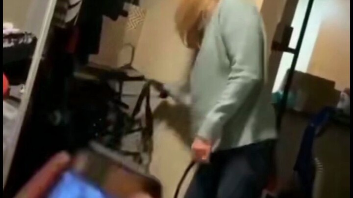 [Chinese Subtitles] When Mom Finds Something Unusual in Your Closet