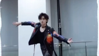Song Yaxuan's outfit is quite something when he dances Youth