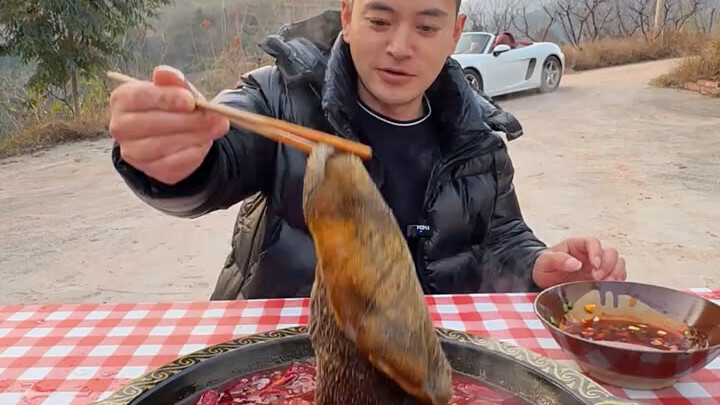 Eating fresh tripe hot pot