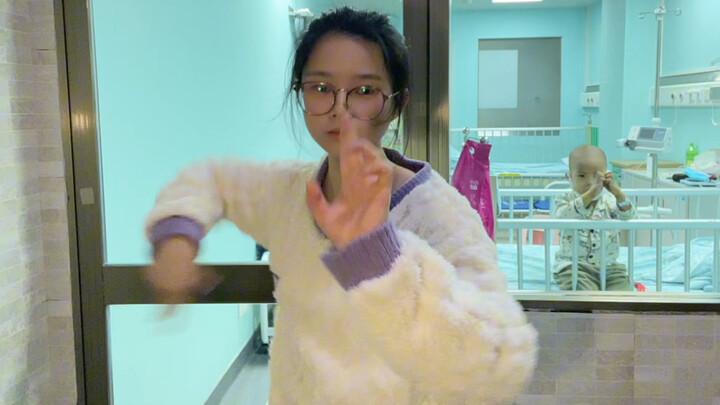 Dùng cú đấm khuỷu tay để cứu con trai, thật là đàn ông!