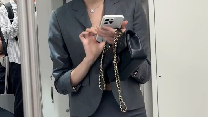 Subway Snapshots: Libra Sister—Who Could Resist?