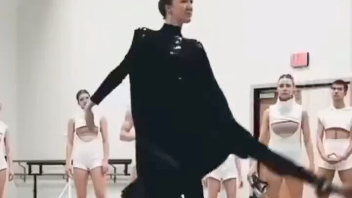 Wow! Giáo sư McGonagall đang nhảy múa trong trang phục của Snape!
