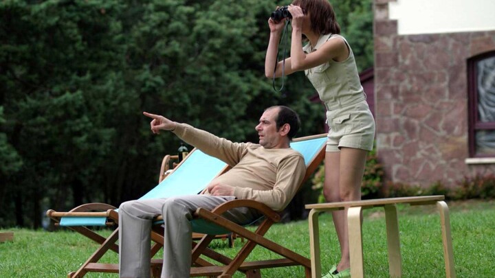 A niche 2007 mystery film: A man keeps traveling through time, all to eliminate himself.